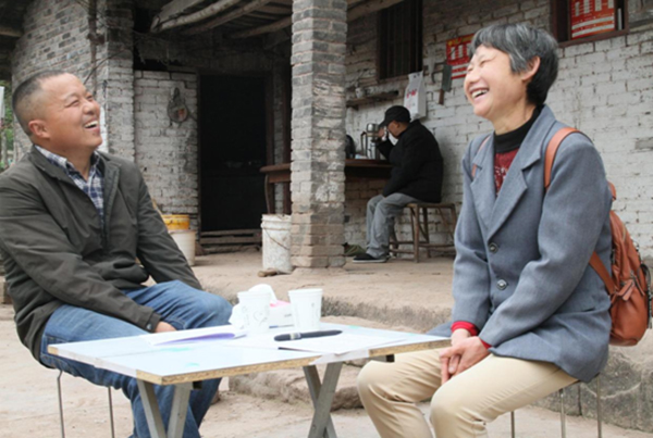 “遂宁市脱贫榜样”陈平：党的关怀脱贫致富 回报社会谢党恩_fororder_陈平为周边农户讲解养殖技术（摄影-叶林）