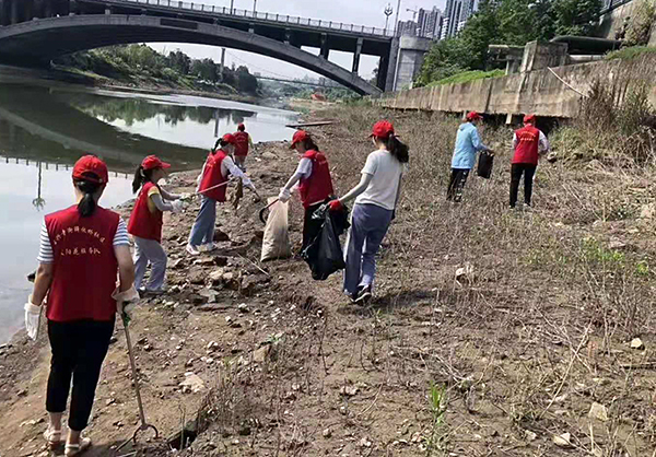 自贡自流井：实施“六大工程” 流域水质改善明显_fororder_志愿者参与清理河道垃圾