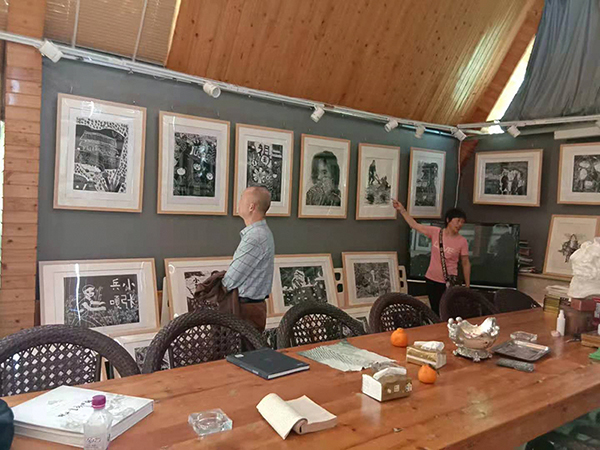 自贡沿滩：举行学生版画展 讴歌对祖国和党的热爱_fororder_1版画展览现场