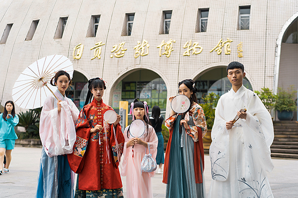 （文中最字、唯一已确认无误）自贡大安：国风汉服打卡活动助推“盐龙灯美食”四张名片_fororder_2古风展示现场