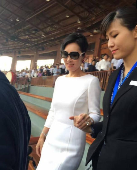 王思聰一家三口罕見同框 母親氣質優雅保養好