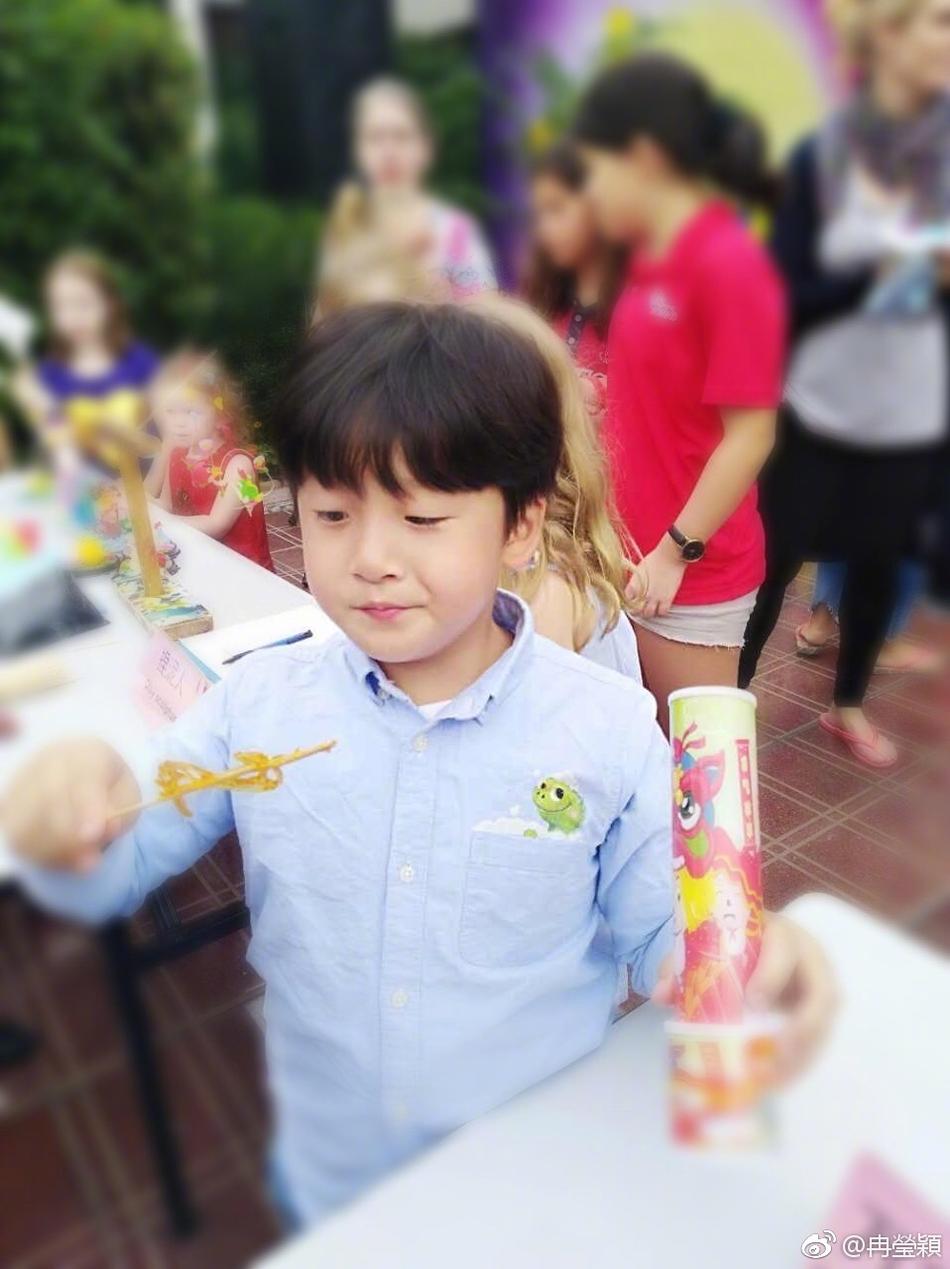 冉莹颖晒儿子吃糖萌态皓皓轩轩呆萌舔嘴天真可爱