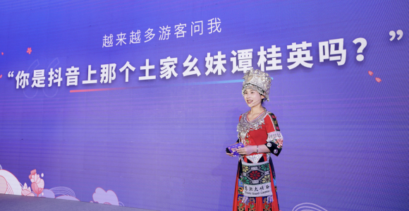 恩施大峡谷导游抖音直播宣传景区，70万人在她的镜头里看山中美景