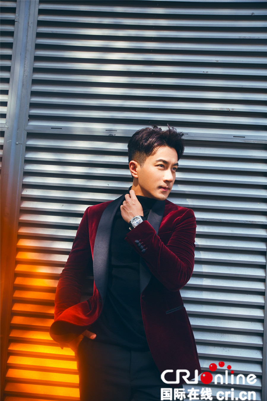 图片默认标题_fororder_刘恺威身着优雅红色丝绒礼服套装