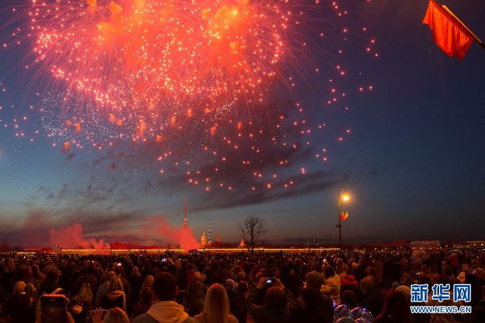 圣彼得堡燃放烟花纪念卫国战争胜利76周年