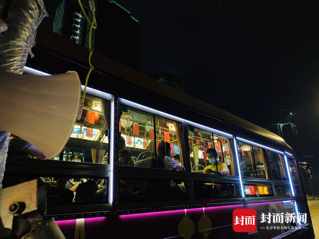 （转载）狂风骤雨下的“平静” 自贡·中华彩灯大世界有序疏散游客6000余名