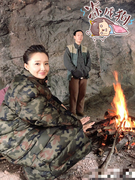 孙茜晒“横店一姐”美照  拍戏空余也爱狗