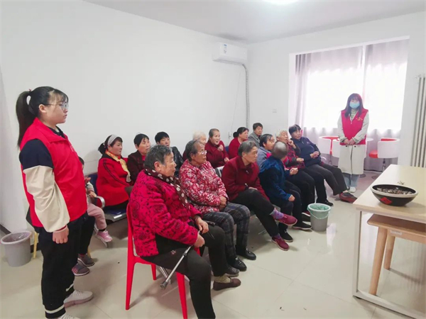 为丰富空港花园社区老年人的精神文化生活,日间照料中心工作人员与