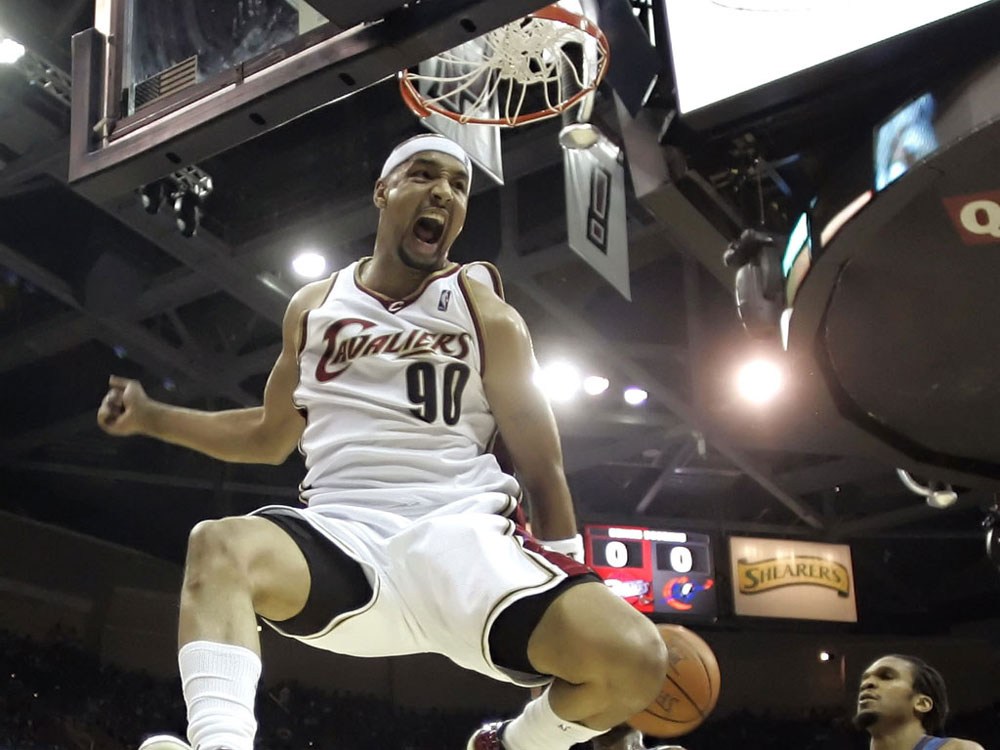 NBA离奇受伤:AI屁股被摸伤 德克系鞋带扭伤