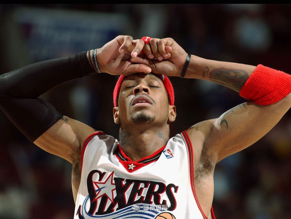 NBA离奇受伤:AI屁股被摸伤 德克系鞋带扭伤