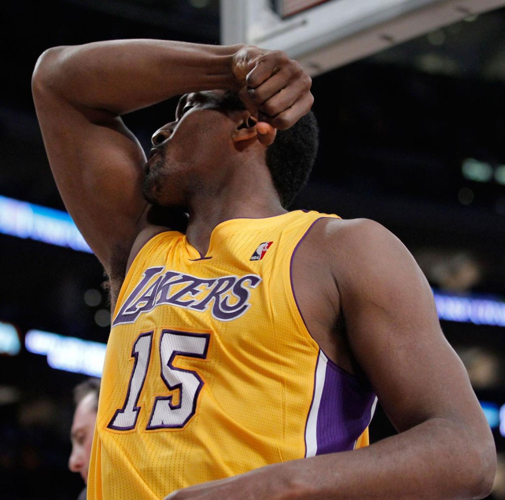 NBA离奇受伤:AI屁股被摸伤 德克系鞋带扭伤