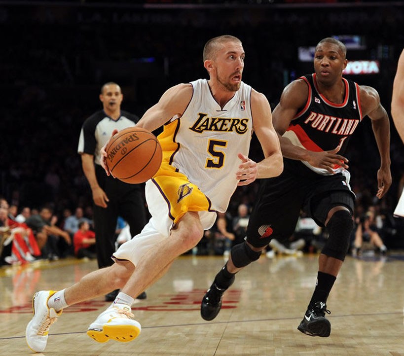 NBA离奇受伤:AI屁股被摸伤 德克系鞋带扭伤