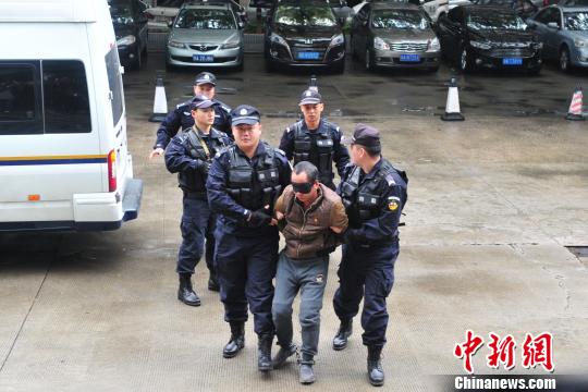 公安部A級通緝犯被押回廣州 舉報人戴面具領賞金
