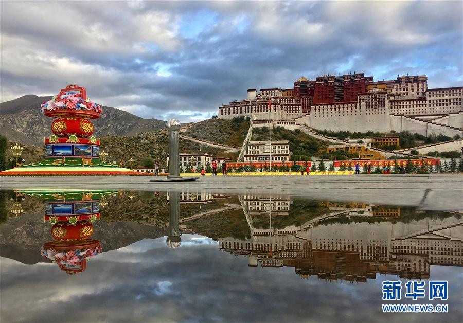 西藏：布達拉宮廣場花團錦簇迎國慶