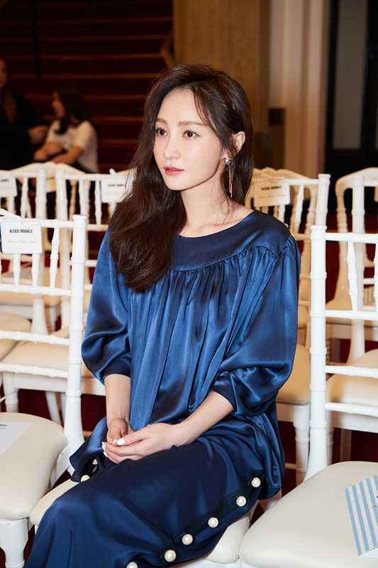 姚笛亮相时装周秀场 蓝色裤装帅气十足