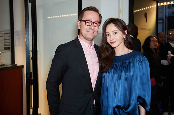 姚笛亮相时装周秀场 蓝色裤装帅气十足