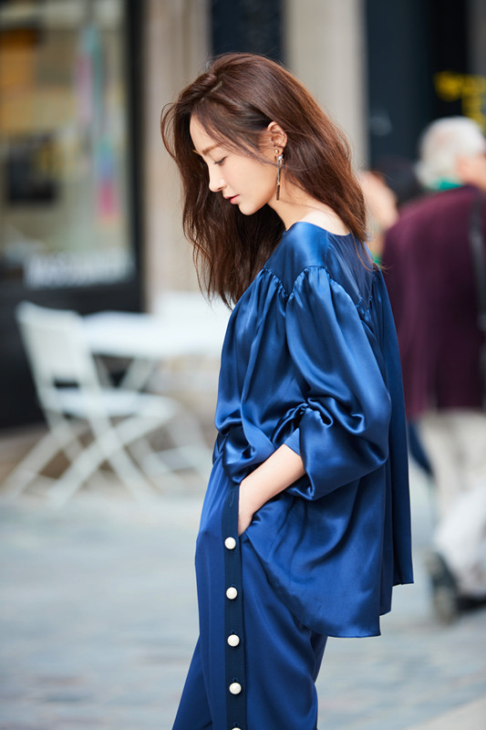 姚笛亮相时装周秀场 蓝色裤装帅气十足