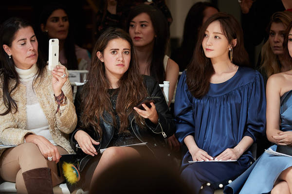 姚笛亮相时装周秀场 蓝色裤装帅气十足