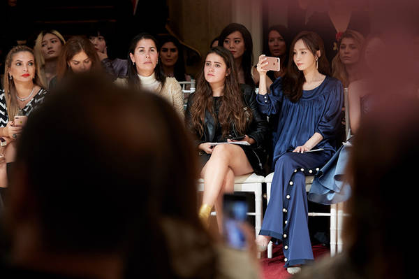 姚笛亮相时装周秀场 蓝色裤装帅气十足