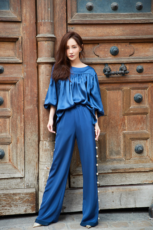 姚笛亮相时装周秀场 蓝色裤装帅气十足