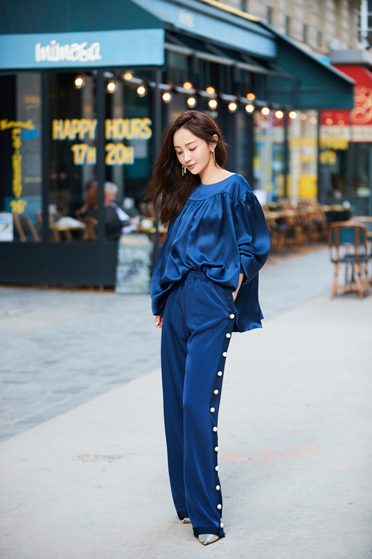 姚笛亮相时装周秀场 蓝色裤装帅气十足