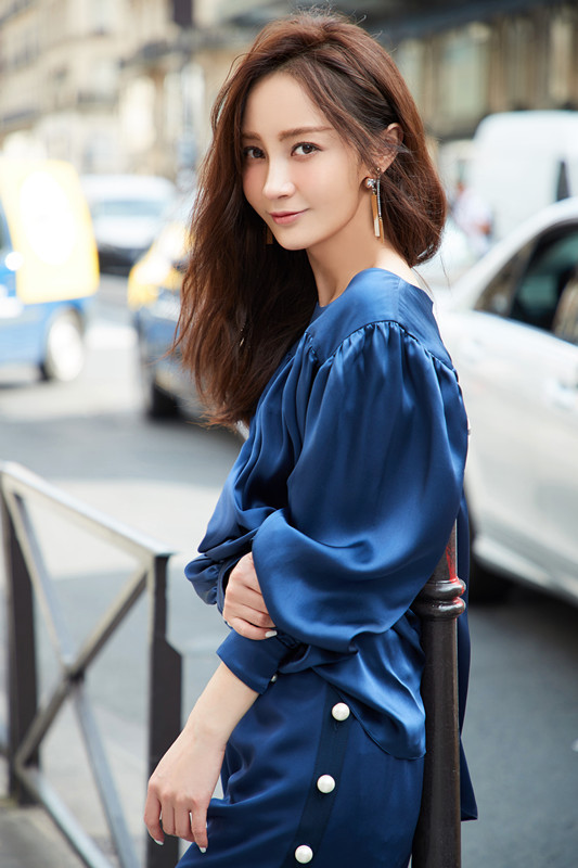 姚笛亮相时装周秀场 蓝色裤装帅气十足