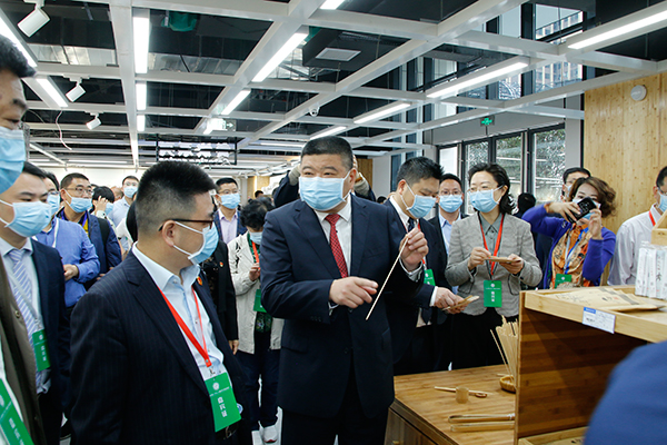 宜宾兴文：第一届中国（兴文）创新竹日用品峰会举行_fororder_与会嘉宾参观“创新竹日用品交易中心”-摄影-高学兵