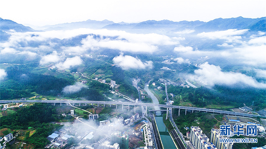 初夏堵河：云雾缭绕 水清岸绿