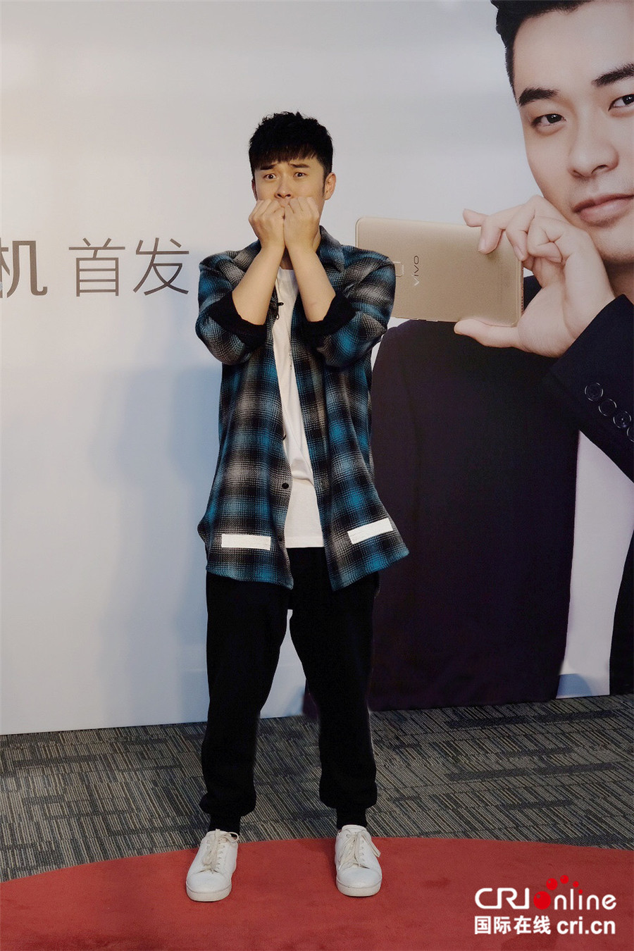 陈赫格子衬衫休闲帅气 现场贡献爆笑"表情包"