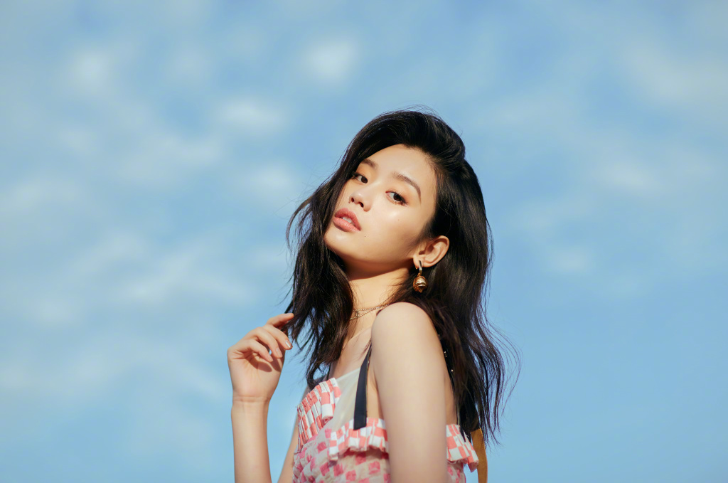 有颜任性!奚梦瑶粉红吊带裙清新 拍照360度无死角