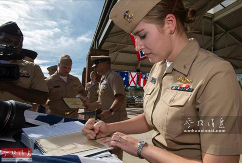 美军征兵官真好色!专挑辣妹身材火爆 美军征兵官真好色!专挑辣妹身材火爆