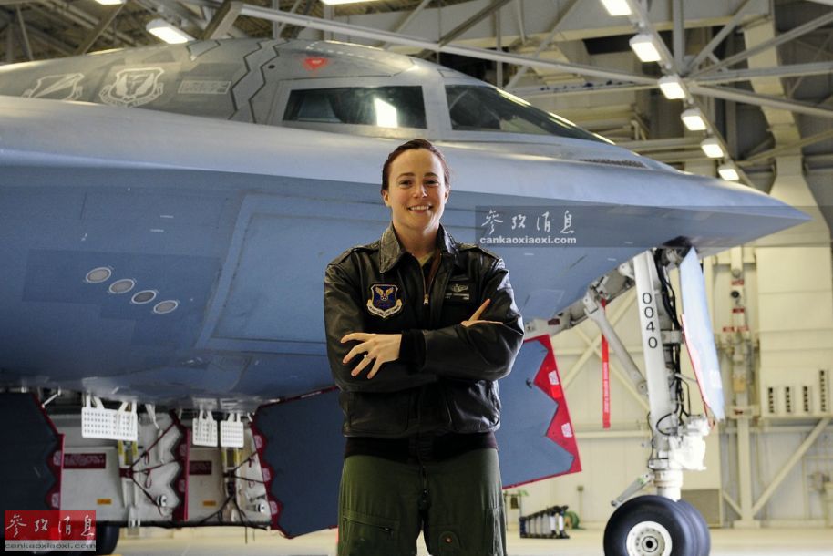 美军征兵官真好色!专挑辣妹身材火爆 美军征兵官真好色!专挑辣妹身材火爆