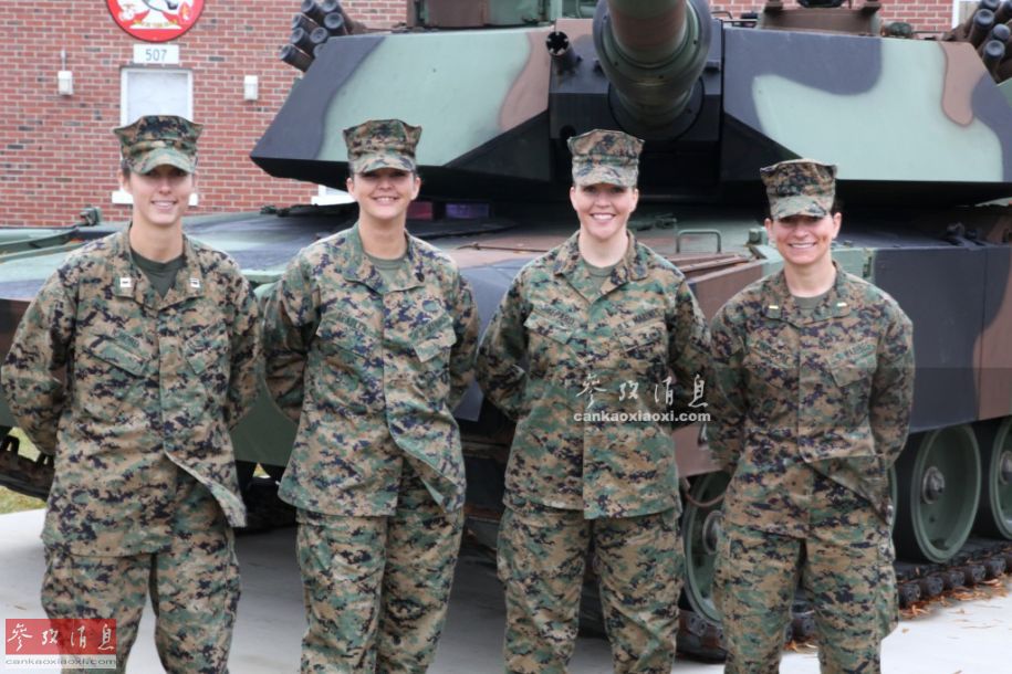 美军征兵官真好色!专挑辣妹身材火爆 美军征兵官真好色!专挑辣妹身材火爆