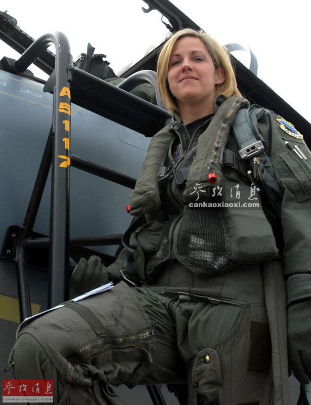 美军征兵官真好色!专挑辣妹身材火爆 美军征兵官真好色!专挑辣妹身材火爆