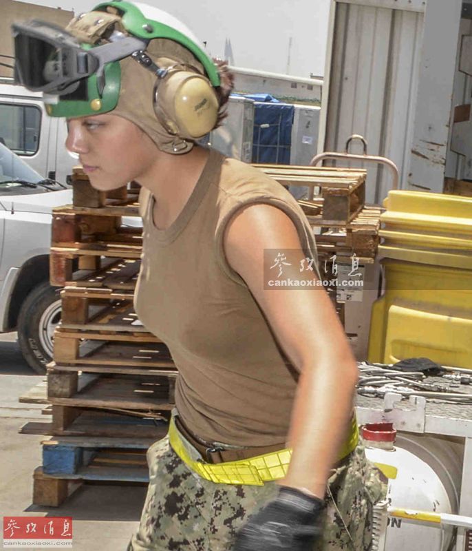 美军征兵官真好色!专挑辣妹身材火爆 美军征兵官真好色!专挑辣妹身材火爆