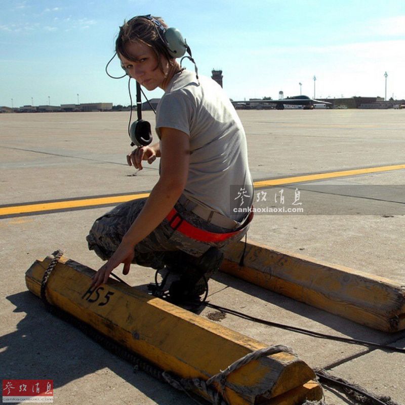 美军征兵官真好色!专挑辣妹身材火爆 美军征兵官真好色!专挑辣妹身材火爆