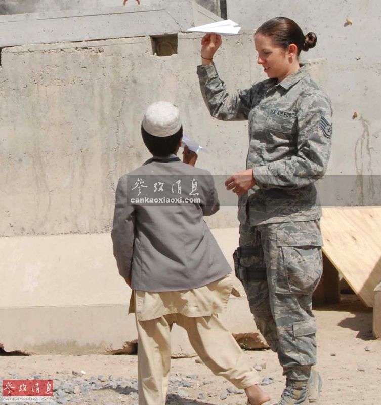 美军征兵官真好色!专挑辣妹身材火爆 美军征兵官真好色!专挑辣妹身材火爆