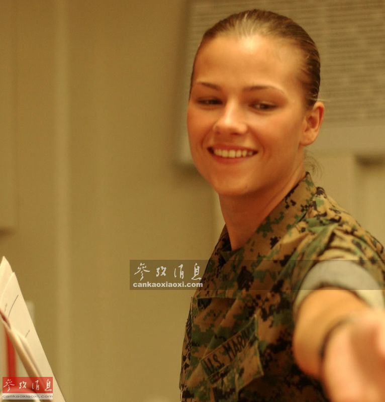 美军征兵官真好色!专挑辣妹身材火爆 美军征兵官真好色!专挑辣妹身材火爆