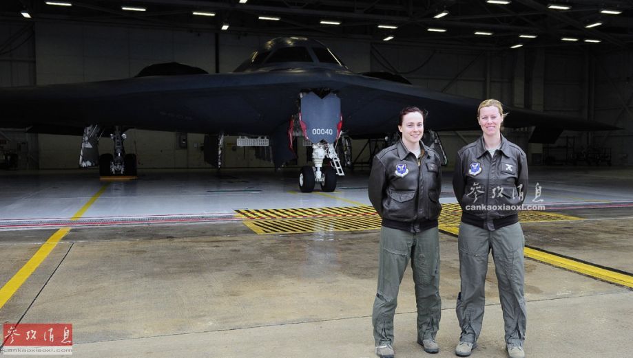 美军征兵官真好色!专挑辣妹身材火爆 美军征兵官真好色!专挑辣妹身材火爆