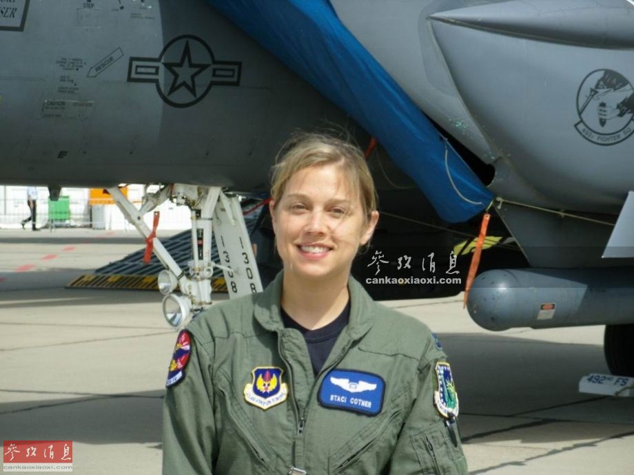 美军征兵官真好色!专挑辣妹身材火爆 美军征兵官真好色!专挑辣妹身材火爆