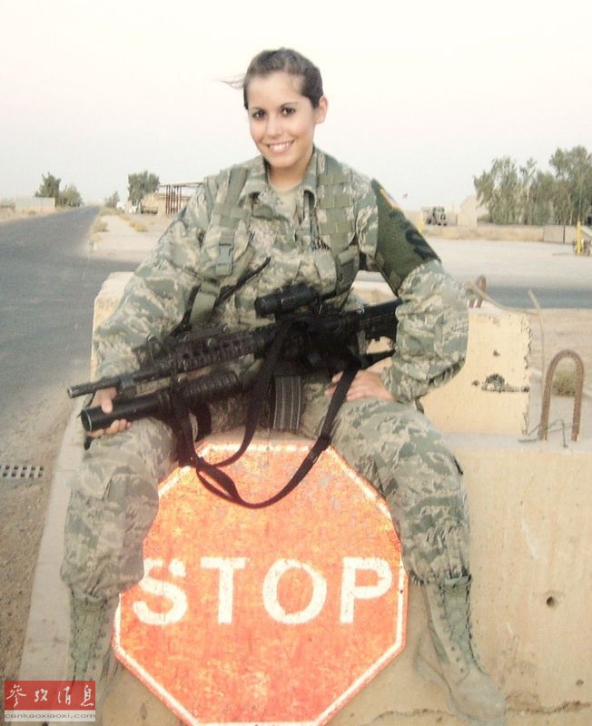 美军征兵官真好色!专挑辣妹身材火爆 美军征兵官真好色!专挑辣妹身材火爆