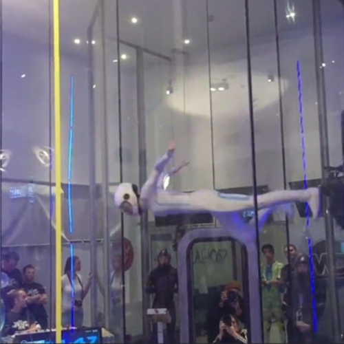 16岁少女挑战无重力舞蹈 在半空转体翻腾(图)