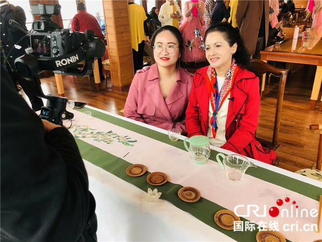 中国内外のネットインフルエンサー、「信陽毛尖」の産地を訪れる_fororder_Ｆ２