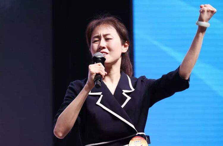 哈尔滨群力兆麟小学教师周文婷荣获"全国新生代魅力班主任风采大赛"总