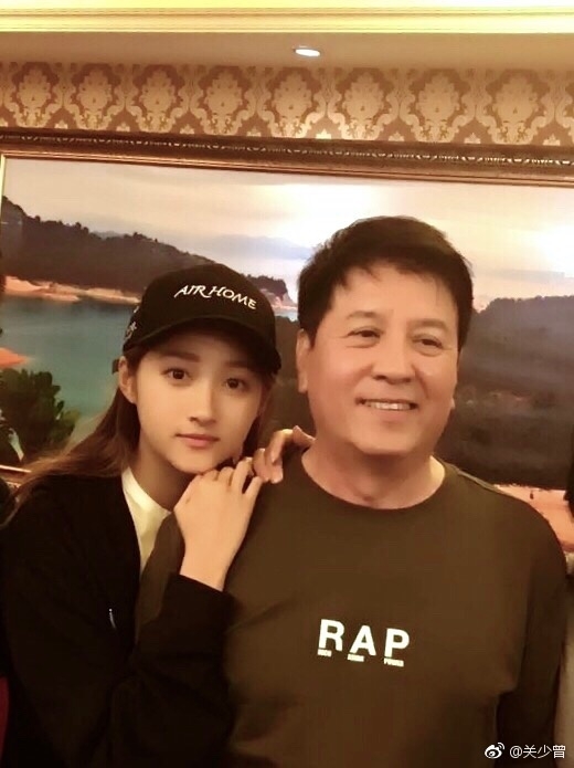 关晓彤父女开心玩自拍嘟嘴亲亲温馨互动很有爱