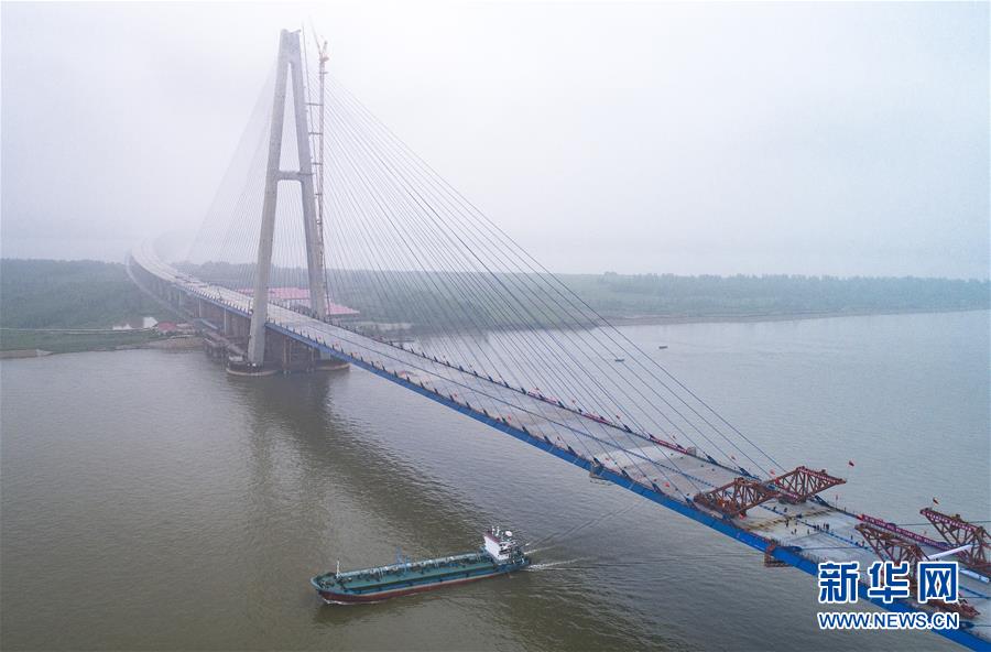 武汉青山长江大桥顺利合龙