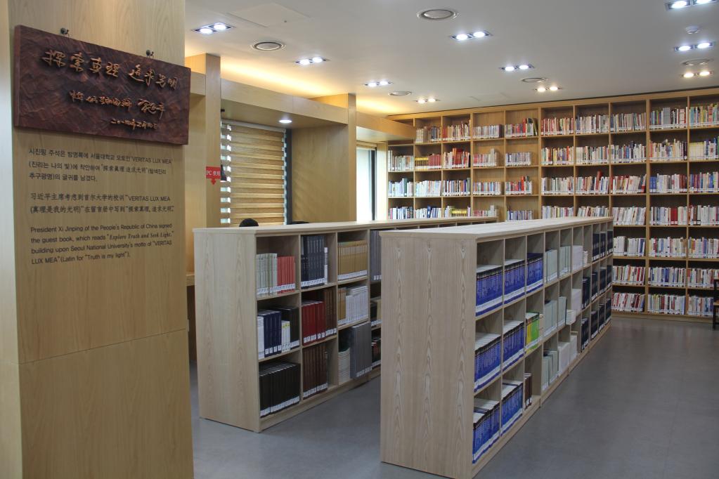 在邻国这所最高学府里，有一间“习近平图书室”