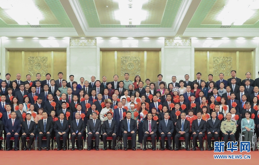 习近平会见第六次全国自强模范暨助残先进表彰大会代表 李克强王沪宁参加会见