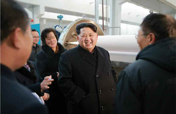 金正恩视察平壤金正淑纺织厂 赞国产书包喜笑颜开