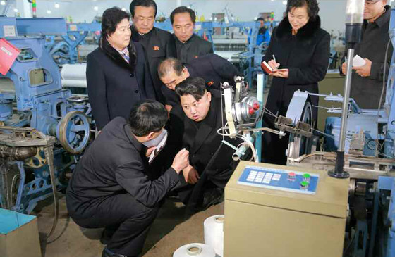 金正恩视察平壤金正淑纺织厂 赞国产书包喜笑颜开